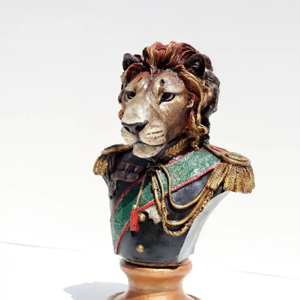 commander lion front left view