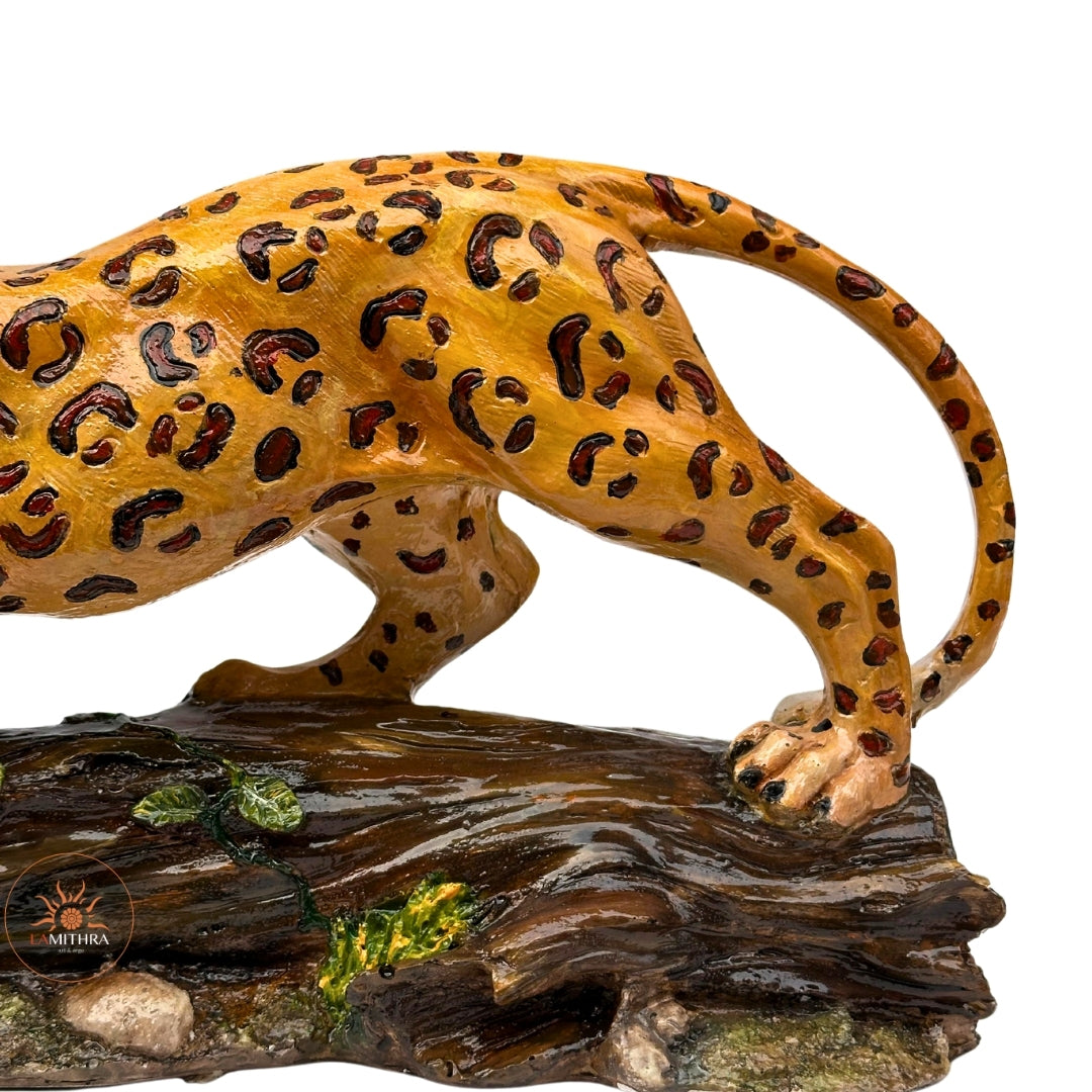 Leopar Heykeli